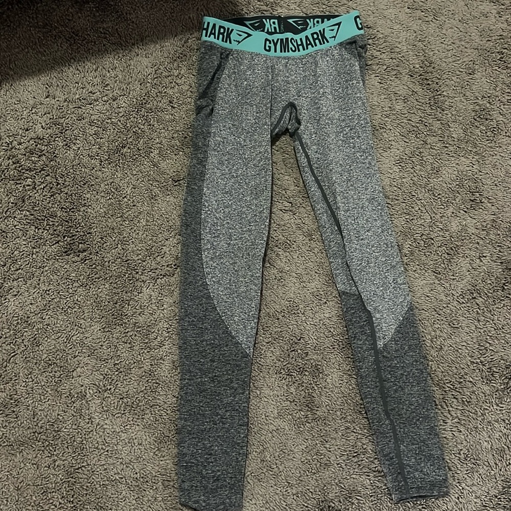 Gym shark leggings